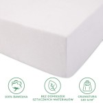 Białe prześcieradło jersey z gumką 120x200, wykonane w 100% z bawełny, o gramaturze 130 g/m². Widoczne zapięcie gumowe i gładka tekstura materiału, leżące na płaskiej powierzchni. Brak dodatkowych wzorów czy napisów.