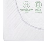 Prześcieradło jersey z gumką w kolorze białym, rozmiar 120x200. Zbliżenie na rogówkę z elastyczną, grubą gumą obszytą wokół obwodu. Widoczne informacje o odporności materiału oraz trwałości gumy, na jednolitym tle.