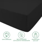 Prześcieradło jersey z gumką 180x200 w kolorze czarnym, wykonane z 100% bawełny, z widoczną gumką mocującą. Ujęcie z boku, pokazujące gładką fakturę materiału. W dolnej części widoczne ikony informujące o gramaturze i braku sztucznych domieszek.