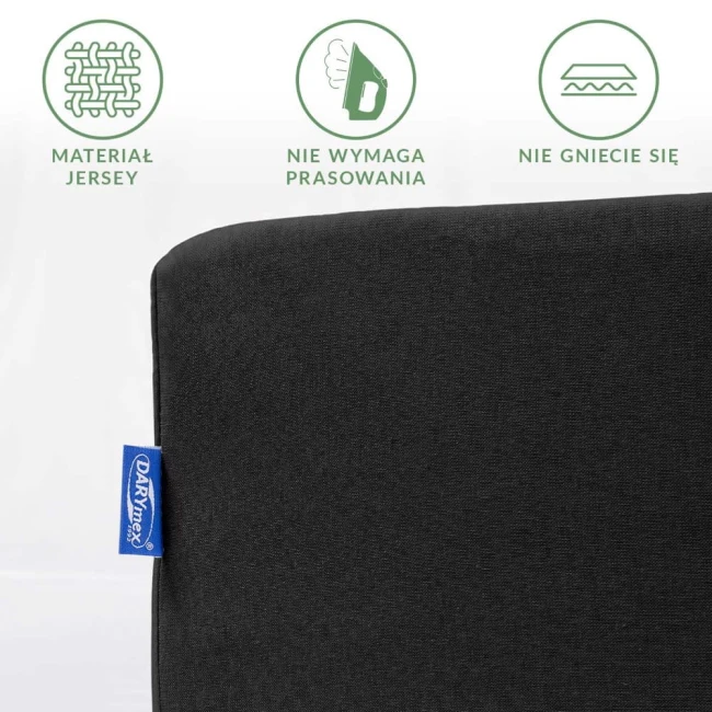 Prześcieradło jersey z gumką w kolorze czarnym, rozmiar 120x200 cm. Ujęcie z boku, leżące. Widoczna etykieta z logo. Informacje o materiale, braku konieczności prasowania oraz odporności na gniecenie. Tło białe, proste dla lepszej widoczności szczegółów.