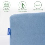 Prześcieradło jersey z gumką 120x200 w jasnym niebieskim kolorze, leżące na białym tle. Zbliżenie na tkaninę o gładkiej fakturze, z flagą DARYNEX, podkreślające właściwości: nie wymaga prasowania i nie gniecie się.