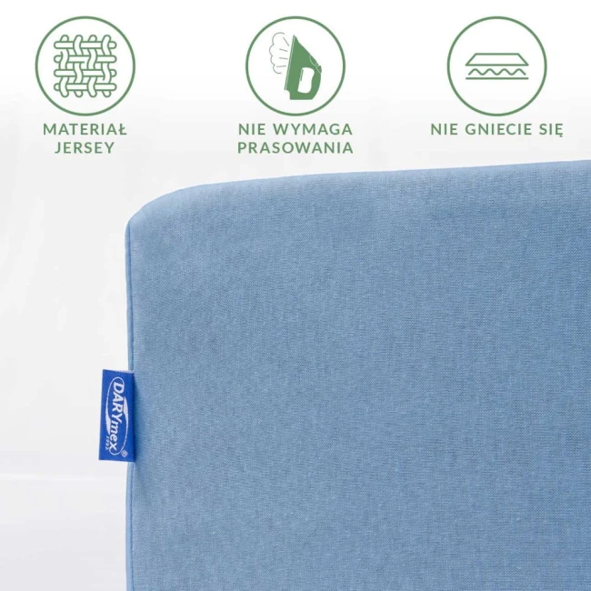 Prześcieradło jersey z gumką w kolorze błękitnym, rozmiar 140x200, z metką na końcu. Materiał nietykający, bez zagnieceń, z przodu w pełnej widoczności. Otoczenie na jednolitym tle. Wyróżniające cechy: nie wymaga prasowania.