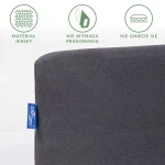 Prześcieradło jersey z gumką w kolorze antracytowym, leżące na białym tle. W widocznym rogu znajduje się niebieska metka z logo. Materiał nie gniecie się, nie wymaga prasowania. Rozmiar 180x200 cm, doskonałe do dużych łóżek.