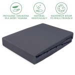 Prześcieradło jersey z gumką 200x220 w kolorze antracytowym, złożone i widoczne z boku, wykonane z delikatnej, oddychającej tkaniny. Na jednolitym tle bez dodatkowych wzorów czy napisów. Zachowuje kolor po wielu praniach.