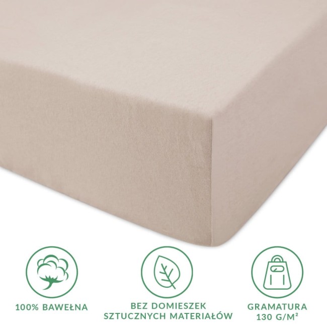 Prześcieradło jersey z gumką w kolorze beżowym, rozmiar 120x200 cm, wykonane w 100% z bawełny o gramaturze 130 g/m². Złożone, widok z boku, z wykorzystaniem materiału bez domieszek sztucznych, przyjemna, teksturowana powierzchnia.