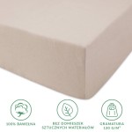 Prześcieradło jersey z gumką 140x200 w kolorze beżowym, wykonane w 100% z bawełny, z widoczną gładką fakturą. Produkt leży na płaskiej powierzchni, widoczne krawędzie i gumka. Na tle białym, z czytelnymi napisami o właściwościach materiałowych.