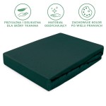 Prześcieradło jersey z gumką 160x200 w kolorze zieleni butelkowej, leżące na białym tle. Materiał jest elastyczny i gładki, idealnie dopasowuje się do materaca. Zauważalne wykończenie gumką wokół krawędzi, zapewniające stabilność.