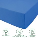 Jerseyowe prześcieradło z gumką w kolorze chaber, rozmiar 200x220 cm, wykonane w 100% z bawełny, o gramaturze 130 g/m². Złożone, pokazujące gładką, matową fakturę bez domieszek sztucznych materiałów. Widoczne informacje o składzie oraz gramaturze.