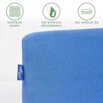 Prześcieradło jersey z gumką w kolorze chabrowym o wymiarach 200x220 cm. Widoczny detal z logo producenta oraz oznaczenia dotyczące materiału (jersey), braku potrzeby prasowania i odporności na zagniecenia. Produkt leży płasko, na фоне prostym.
