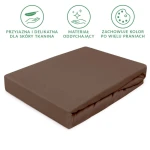 Prześcieradło jersey z gumką w kolorze czekoladowym, rozmiar 200x220 cm, ułożone na boku, prezentujące matową fakturę materiału. Widoczne detale to elastyczna gumka oraz estetyczne wykończenie brzegów. Tło neutralne, proste.