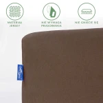 Prześcieradło jersey z gumką 200x220 w kolorze czekoladowym, leżące na jednolitym tle. Widoczny detal materiału z napisem „materiał jersey”, informacja o niegniotącej się strukturze oraz oznaczenie marki.