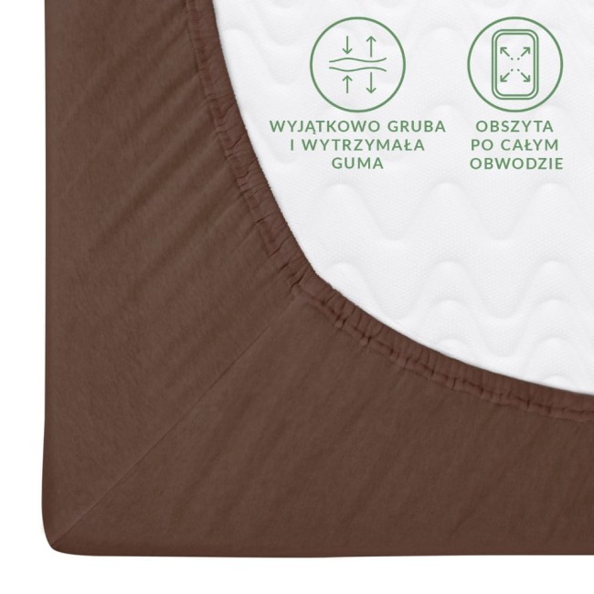 Prześcieradło jersey z gumką 90x200 w kolorze czekoladowym, rozłożone na białym tle. Widoczne detale to gruba, wytrzymała gumka oraz napisy informacyjne na materiałowej części. Ujęcie zbliżone na róg prześcieradła.