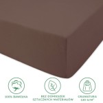 Prześcieradło jersey z gumką 140x200 w kolorze czekoladowym, wykonane w 100% z bawełny, z gładką, matową fakturą. Pokazane z boku w pozycji leżącej, na jednolitym tle. Widoczne informacje o gramaturze 130 g/m² oraz brak domieszek sztucznych materiałów.