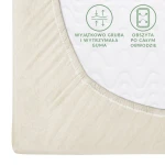 Prześcieradło jersey z gumką w kolorze ecru, rozmiar 120x200 cm, ułożone poziomo, z widoczną teksturą materiału. Gumka obwodowa zapewniająca stabilność, na górze graficzne oznaczenia dotyczące wytrzymałej gumy i jej obszytu.