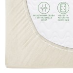 Prześcieradło jersey z gumką 160x200 w kolorze ecru, leżące na białym tle. Widoczna gumka obszyta na całym obwodzie, materiał o gładkiej fakturze. Zbliżenie na detale szycia i grubość gumy.