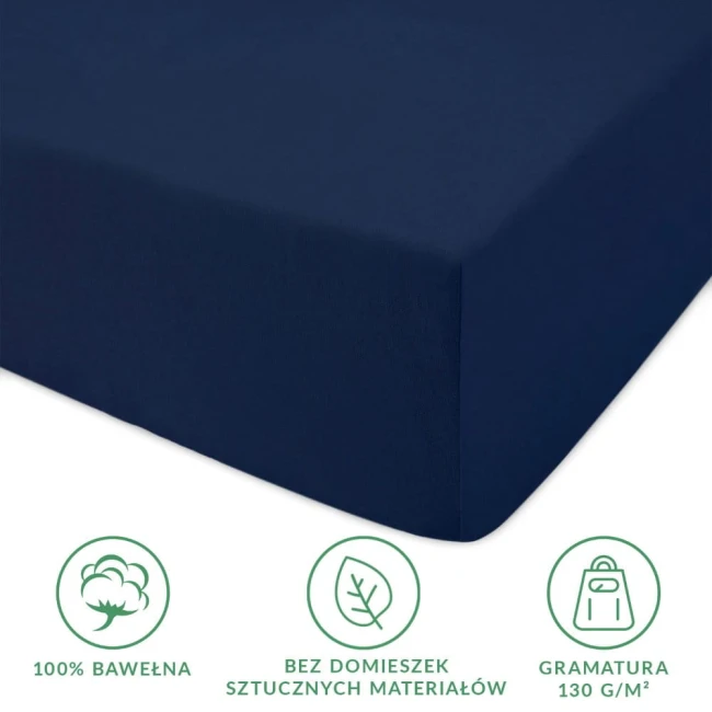 Prześcieradło jersey z gumką w kolorze ciemnego granatu o wymiarach 140x200 cm. Widoczne boki prześcieradła, leżącego na gładkiej powierzchni. Materiał 100% bawełna, bez sztucznych dodatków. Gramatura 130 g/m².