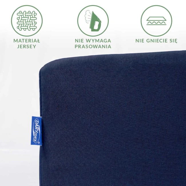 Prześcieradło jersey z gumką w kolorze ciemnego granatu, z widoczną etykietą producenta. Materiał nie wymaga prasowania i jest odporny na gniecenie. Ujęcie z boku, prezentujące teksturę dzianiny oraz detale wykończenia.