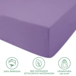 Prześcieradło jersey z gumką w jasnym fiolecie o wymiarach 200x220 cm, leżące na białym tle. Materiał 100% bawełna, o gramaturze 130 g/m², bez domieszek sztucznych. Widoczna gumka na krawędziach, zapewniająca idealne dopasowanie do materaca.