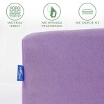 Prześcieradło jersey z gumką 90x200 w kolorze jasnego fioletu, gładkie, bez zagnieceń, z niebieską metką DARYMEX. Widok z boku, ukazujący teksturę materiału. Idealne do użytku codziennego, łatwe w pielęgnacji.