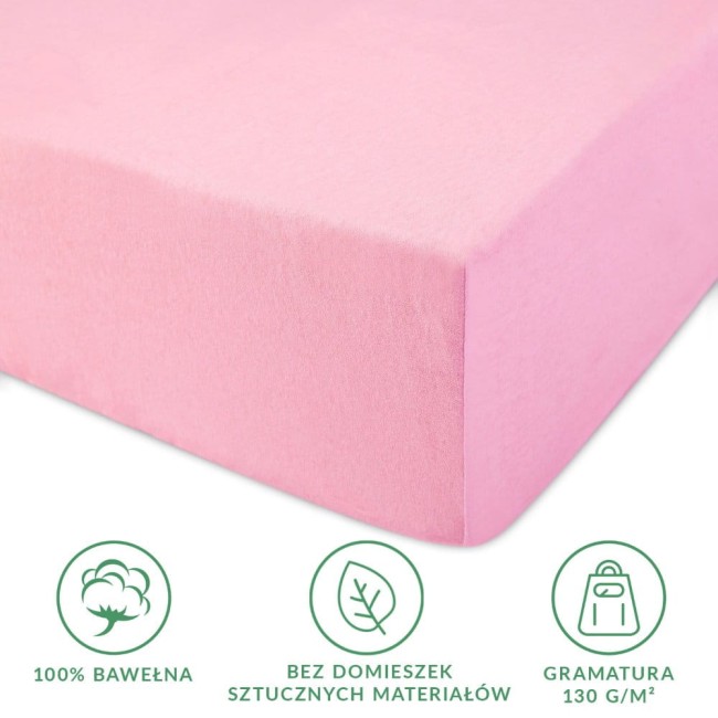 Prześcieradło jersey z gumką 90x200 w kolorze jasnym różu, wykonane w 100% z bawełny, o gramaturze 130 g/m². Złożone, ukazujące brzeg i fakturę materiału. Widoczne ikonki informacyjne o braku domieszek materiałów sztucznych.