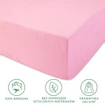 Prześcieradło jersey z gumką 140x200 w kolorze jasnym różu, wykonane w 100% z bawełny, o gramaturze 130 g/m². Widoczny detal z gumką na brzegach, leżące na płaskiej powierzchni. Emblematy informacyjne dotyczące materiału i gramatury w dolnej części.