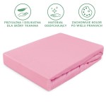Prześcieradło jersey z gumką 140x200 w kolorze jasnego różu, leżące na białym tle. Materiał teksturowany, przyjazny dla skóry, z zaokrąglonymi krawędziami. Widoczne informacje o oddychającym materiale i utrzymywaniu koloru po praniach.