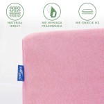 Prześcieradło jersey z gumką w kolorze jasnego różu, widok z boku. Materiał nie wymaga prasowania i jest odporny na gniecenie. Na krawędzi widoczna niebieska metka z logo producenta. Tło białe. Wymiary to 180x200 cm.