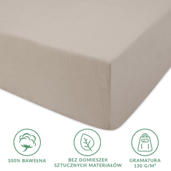 Prześcieradło jersey z gumką 120x200 w kolorze kakao, wykonane z 100% bawełny, bez domieszek sztucznych materiałów. Widoczne gumki na rogach, dopasowujące się do materaca. Zbliżenie na fakturę materiału. Na jednolitym tle, dobrze eksponujące produkt.