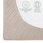 Prześcieradło jersey z gumką 120x200 w kolorze kakao, leżące na białym tle. Widoczna gruba i elastyczna guma obszyta po całym obwodzie oraz tekstura materiału. Zbliżenie na detal gumy i opisowe napisy informacyjne.