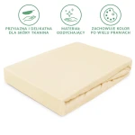 Prześcieradło jersey z gumką 140x200 w kolorze kremowym, leżące na białym tle. Wykonane z oddychającej tkaniny, z widocznymi brzegami i gumką do łatwego mocowania. Idealne do łóżek o standardowych wymiarach, zapewniające komfort użytkowania.