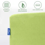 Prześcieradło jersey 180x200 w kolorze limonkowym, wykonane z materiału jersey, z miękką teksturą. Ujęcie z boku, widoczna nieprasowana powierzchnia, nie gniecie się. Na obrzeżu metka z logo. Tło białe, podkreślające kolor.