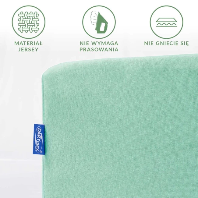Prześcieradło jersey z gumką w kolorze błękitnym, rozmiar 90x200 cm. Widoczny fragment tkaniny o gładkiej fakturze, z metką w lewym dolnym rogu. Logo producenta powyżej, z ikonami wskazującymi, że produkt nie wymaga prasowania i nie gniecie się.