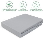Prześcieradło jersey z gumką 90x200 w kolorze popielatym, leżące na białym tle. Materiał jest gładki, elastyczny i dobrze dopasowuje się do materaca.