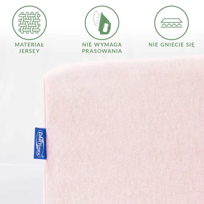 Prześcieradło jersey z gumką w kolorze różowym kwarcowym, w ujęciu z boku, leżące na płaskiej powierzchni. Widoczna etykieta z logo DARYNEX. Materiał jest gładki, niegniotący się, wymagający minimum pielęgnacji.