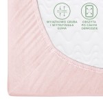 Prześcieradło jersey z gumką w kolorze róż kwarcowy, rozmiar 90x200. Zbliżenie na materiał, ukazujące elastyczną, grubo obszytą gumę na obwodzie. Tło jednolite, podkreślające kolor i strukturalny detal tkaniny. Widoczne informacje o trwałości gumy.