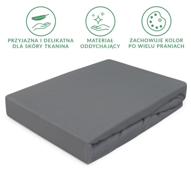 Prześcieradło jersey z gumką 160x200 w kolorze szarym, leżące na białym tle. Wykonane z oddychającego materiału, z widoczną teksturą tkaniny. Brak napisów lub logo. Umożliwia dopasowanie do materaca o wymiarach 160x200 cm.