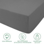 Prześcieradło jersey z gumką w kolorze szarym, wykonane w 100% z bawełny, z gramaturą 130 g/m². Widoczne rogi przeszczepione gumką, leżące na płaskiej powierzchni, z delikatną teksturą.