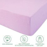 Prześcieradło jersey z gumką 180x200 w kolorze wrzosowym, wykonane w 100% z bawełny, o gramaturze 130 g/m². Złożone, widoczne z boku, ukazujące gładką fakturę materiału oraz gumkę do mocowania.