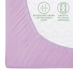 Prześcieradło jersey z gumką 90x200 w kolorze wrzosowym, widoczne z bliska. Ujęcie ukazuje elastyczną, teksturowaną gumę, która obwija brzeg prześcieradła, zapewniając dopasowanie. W tle widoczny jest wzór miękkiej, pikowanej tkaniny.