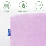 Prześcieradło jersey z gumką w kolorze wrzosowym, leżące na prostym tle. Widoczne oznaczenie producenta Darrymex. Materiał nie wymaga prasowania i nie gnije się, co podkreśla jego funkcjonalność.