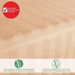 Prześcieradło bambusowe satyna bawełniana 160x240 w odcieniu beżowym, delikatnie prążkowane. Złożone, widoczne logo jakości. Materiał: 50% wiskoza (włókna bambusowe), 50% bawełna satynowa, z właściwościami termoregulacyjnymi. Tło białe.
