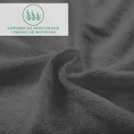 Prześcieradło frotte z gumką o wymiarach 90x200 w kolorze antracytowym, ukazane w zbliżeniu, eksponujące teksturowaną tkaninę. Widoczny detal materiału podkreślający jego miękkość oraz odporność na przetarcia. Tło jednorodne, szare.