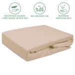 Prześcieradło frotte z gumką 90x200 w kolorze beżowym, leżące na białym tle. W materii wyczuwalna tekstura frotte, elastyczne gumki na brzegach. Prezentuje się w złożonej formie, gotowe do użycia na łóżku.