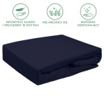 Prześcieradło frotte z gumką w kolorze ciemnego granatu, leżące na równym tle. Produkt ma miękką, teksturowaną powierzchnię. Wymiary 90x200 cm. Widoczna gumka zapewniająca dobre trzymanie na materacu. Brak dodatkowych wzorów i napisów.