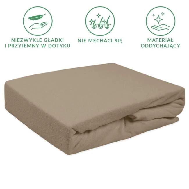Prześcieradło frotte z gumką w kolorze kakao, rozmiar 90x200 cm, leżące na płaskiej powierzchni. Materiał miękki w dotyku, z delikatną fakturą. Widoczne zagięcia wzdłuż brzegów, brak dekoracji. Tło białe, co podkreśla kolor produktu.