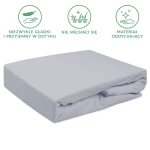 Prześcieradło frotte z gumką 90x200 w kolorze popielatym, leżące na białym tle. Materiał o teksturze przypominającej miękki polarek, idealnie dopasowujące się do materaca.