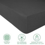 Prześcieradło frotte w kolorze antracytowym, rozmiar 120x200 cm, z gumką. Widok z boku, leżące na płaskiej powierzchni. Materiał o wysokiej gramaturze, tekstura miękka i przyjemna w dotyku. Widoczne oznaczenia składu materiału.