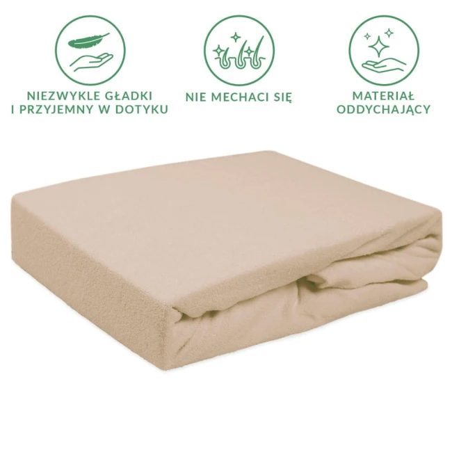 Prześcieradło frotte z gumką 120x200 w kolorze beżowym, leżące na płaskiej powierzchni. Wykonane z materiału o miękkiej, przyjemnej w dotyku fakturze. Widoczne gumki na brzegach zapewniające stabilne mocowanie. Brak dodatkowych wzorów czy napisów.