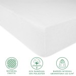 Prześcieradło frotte z gumką w kolorze białym, wykonane z materiału 82% bawełny i 18% poliestru, rozmiar 120x200 cm. Zbliżenie na krawędź, ukazujące fakturę materiału oraz elastyczną gumkę do naciągania. Spokojne, jednolite tło.