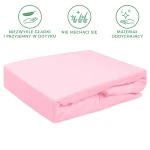 Prześcieradło frotte z gumką 120x200 w jasnoróżowym kolorze, złożone i leżące na jednolitym tle. Miękka, teksturowana powierzchnia zapewnia komfort. Gumka na całym obwodzie pozwala na stabilne dopasowanie do materaca.